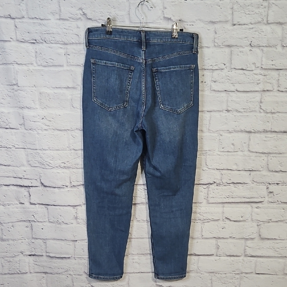 Old Navy Women's O.G. Straight Leg Jeans - Classic Denim - Picture 4 of 5